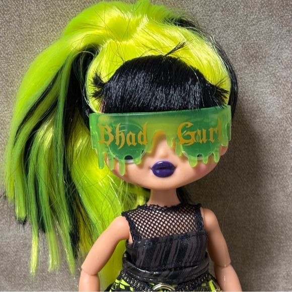 LOL OMG Surprise Remix Rock Band Warning Extra
Neon Green Doll - Picture 5 of 7